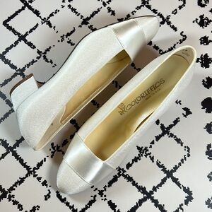 Vintage COLORIFFICS Ivory Satin Block Heel Pumps, Bridal / Formal Shoes - Size 8